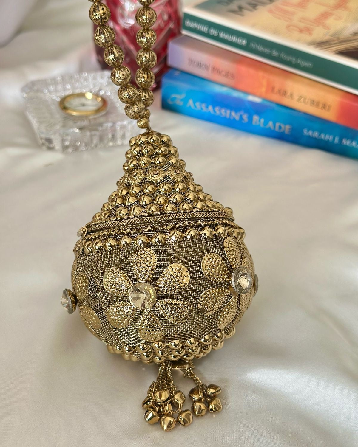 POTLI ROUND FLOWER CLUTCH